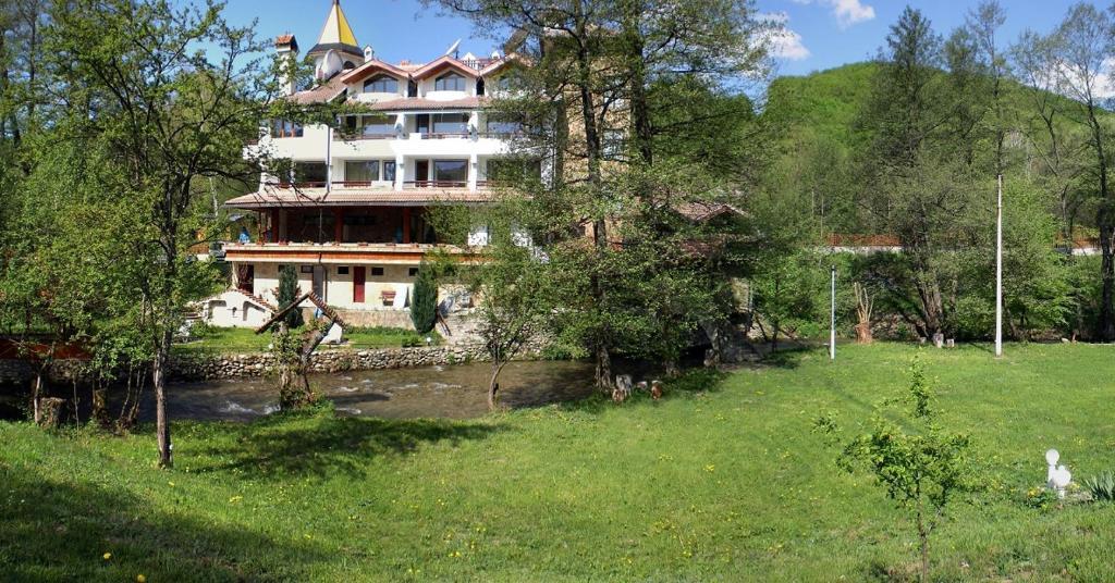 Hotel Paradise Place Kalofer Eksteriør bilde