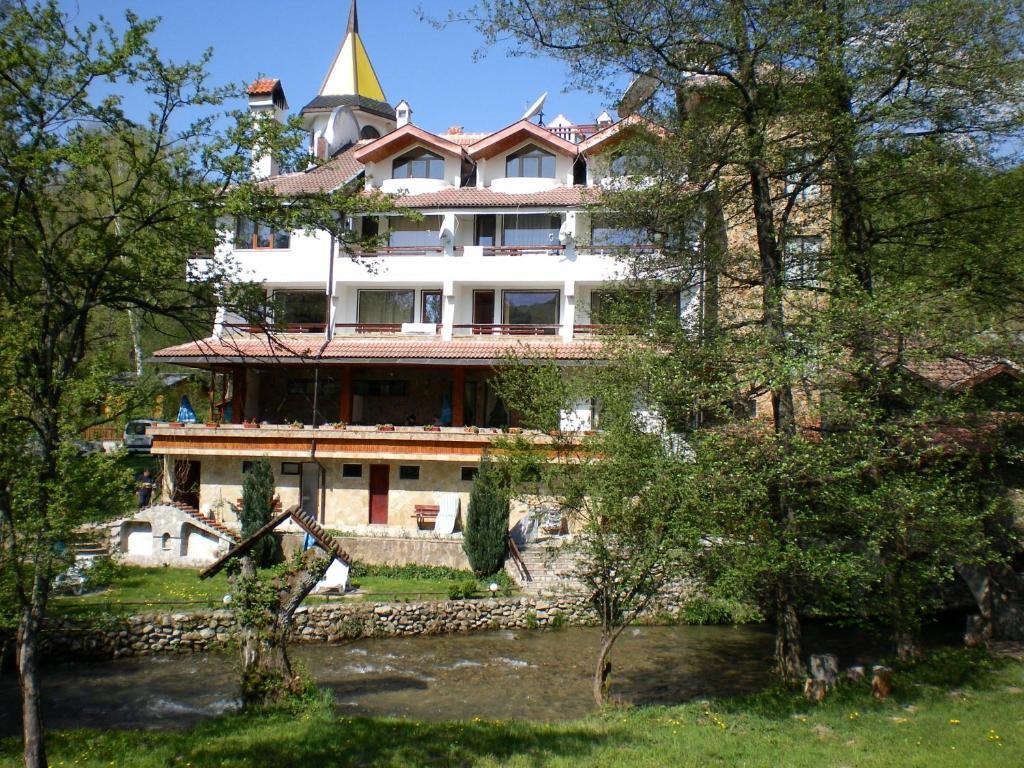 Hotel Paradise Place Kalofer Eksteriør bilde