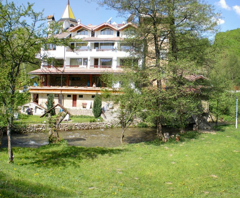 Hotel Paradise Place Kalofer Eksteriør bilde